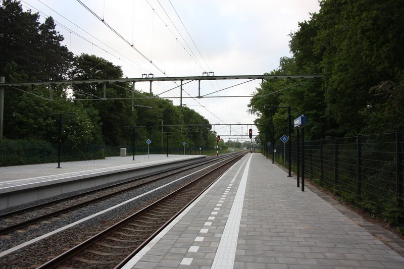 De perrons in 2025. Een jaar eerder zijn de perrons vernieuwd en is het derde spoor weggehaald