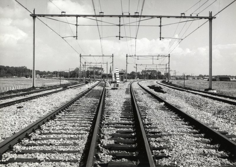 Gezicht op de splitsing van de spoorlijnen naar IJmuiden (links) en naar Beverwijk (rechts) bij Santpoort Noord