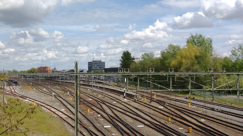Sporen gezien vanaf de brug. Op de achtergrond de perrons