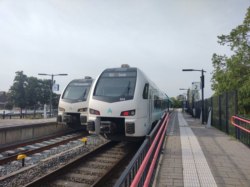 Twee Arriva WINK's op het station