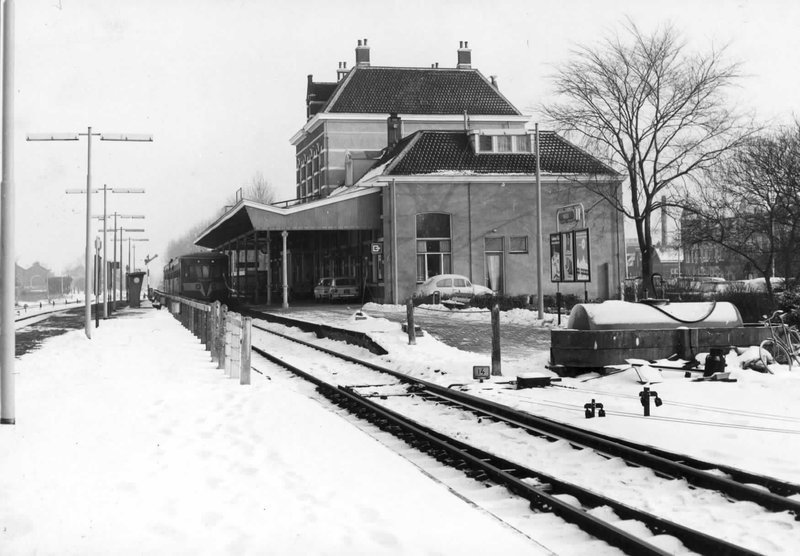 Gezicht op de zij- en achtergevel van het besneeuwde Sneek. (Januari 1971)