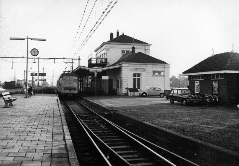 Mat '54 op het station