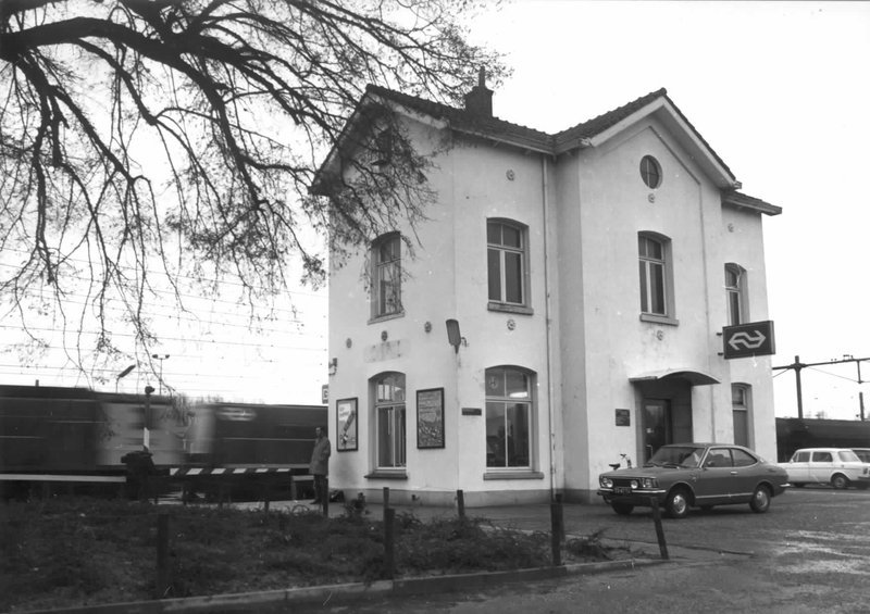 Inmiddels gesloopt stationsgebouw (1975)
