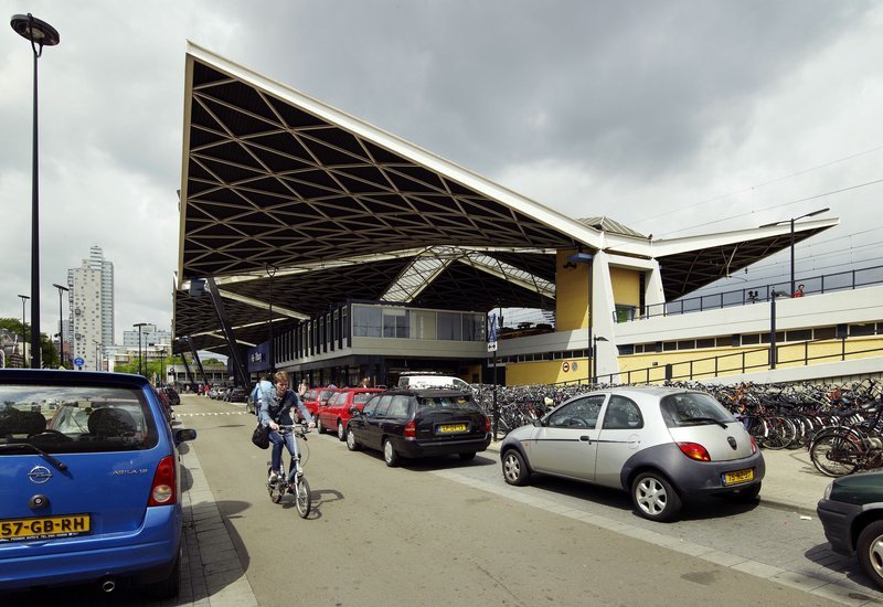 2009. Rechts de oprit naar het verhoogde parkeerdek, op de achtergrond de StadsHeer.