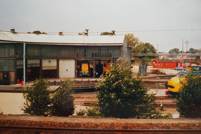 1986. De polygonale loods voor reparaties aan locomotieven. Ervoor ligt de draaischijf.