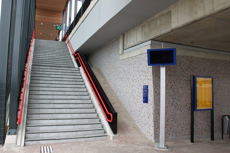 Trap richting perron.