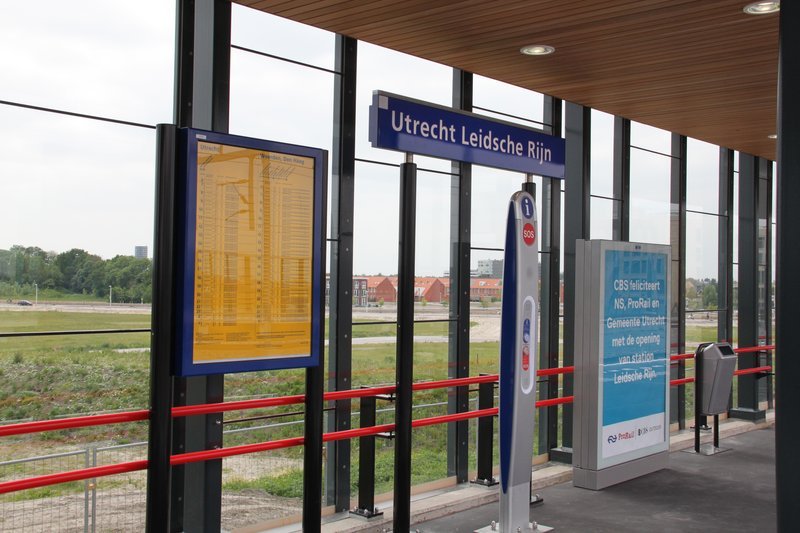 Stationsbordje met vertrekstaat.