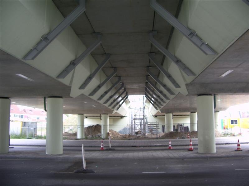 De ruimte tussen de viaducten is grotendeels dichtgemaakt (2006)