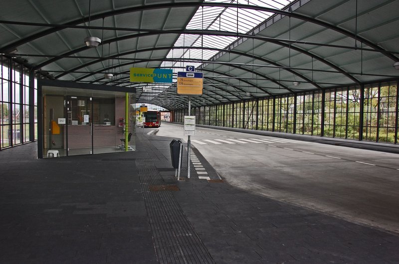 Busstation naast treinstation