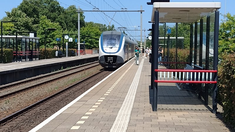 Sprinter (SLT) op het station.