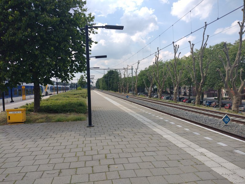 Uiteinde van het perron. Links een NS FLIRT