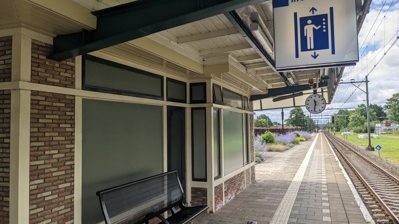 Perron met stationsgebouw