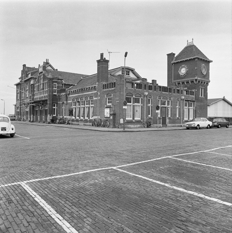 Voor- en zijgevel van het Station Zandvoort aan Zee, met de watertoren, gezien vanaf de Statonsstraat; februari 1974.
