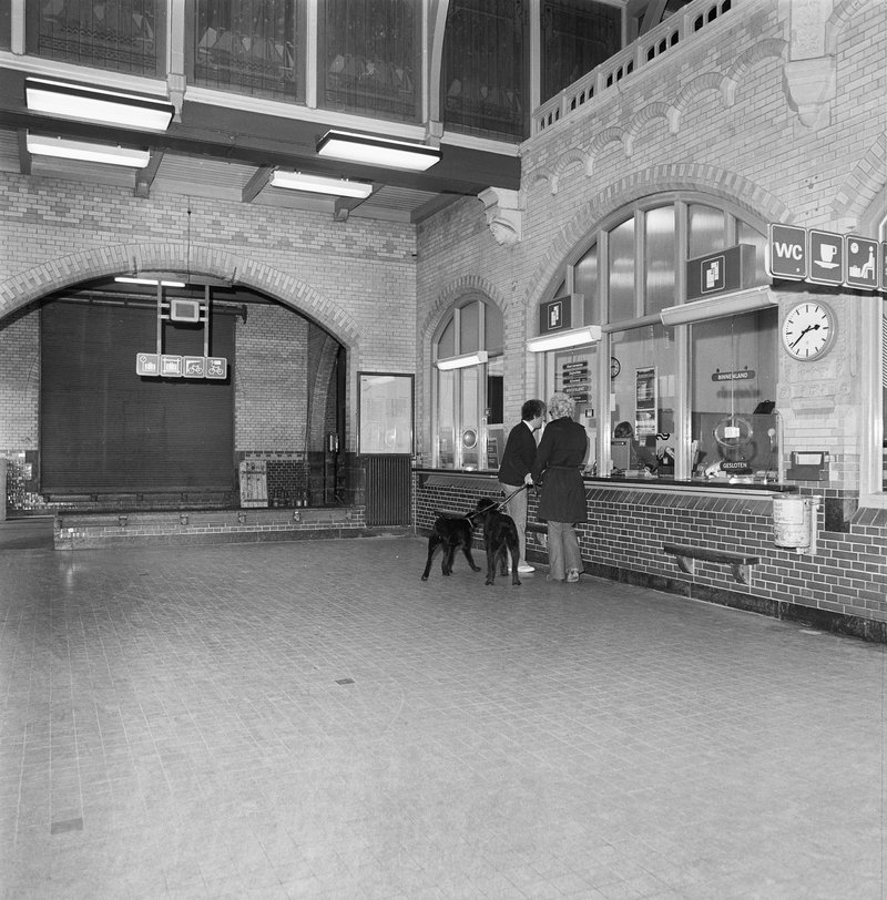 Stationshal met loketten in 1974.