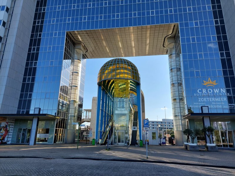 Ingang noordzijde met roltrappen